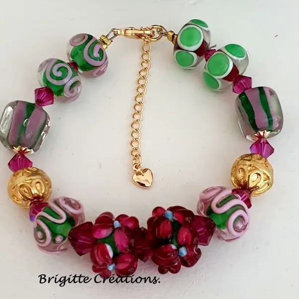 Bracelet réalisé en perles de verre fleurs et perles rondes en verre.