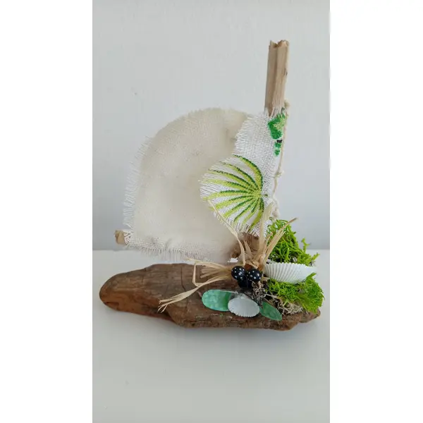 Voilier tropical en bois flotté - hauteur 14 cm