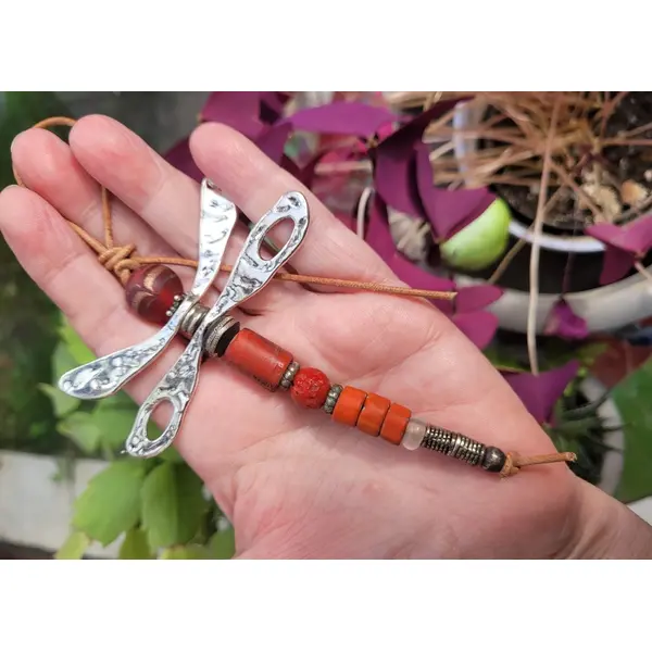 La libellule camille : pendentif, bijou de sac , petit grigri ... . à vous de choisir .... !!!