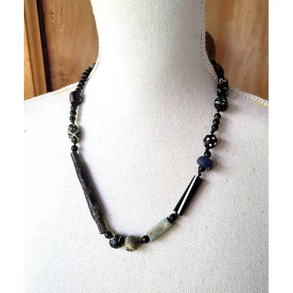 Un collier unisexe de légendes avec perles africaines rares de collections: "des etats de grâce "