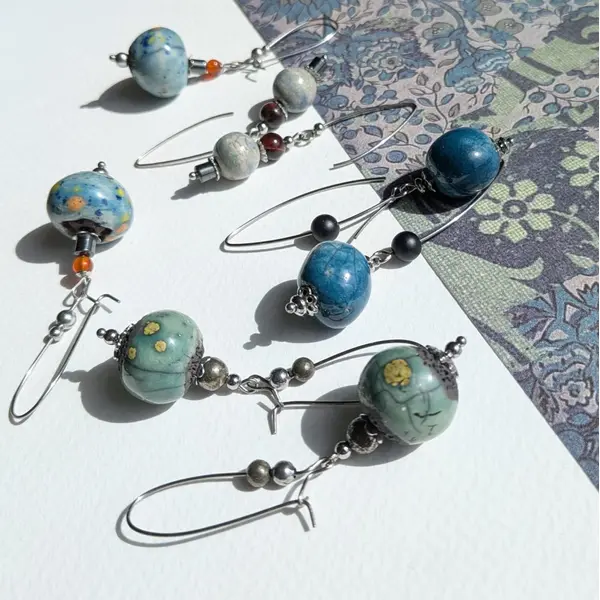 Terre originelle - boucles d'oreilles céramique raku au choix quatre modèles bleu ou vert pierres naturelles acier inoxydable
