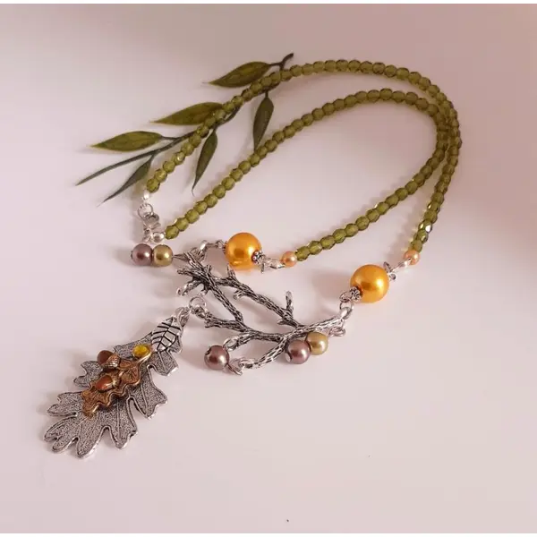Collier d'automne, pendentif feuille de chêne double sur collier de perles cristal kaki. bijou à offrir