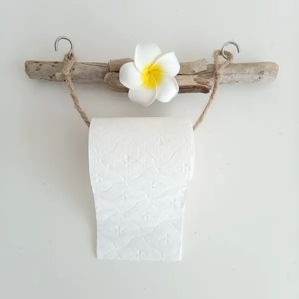 Porte papier toilette exotique (polynésie) avec bois flotté et fleur frangipane