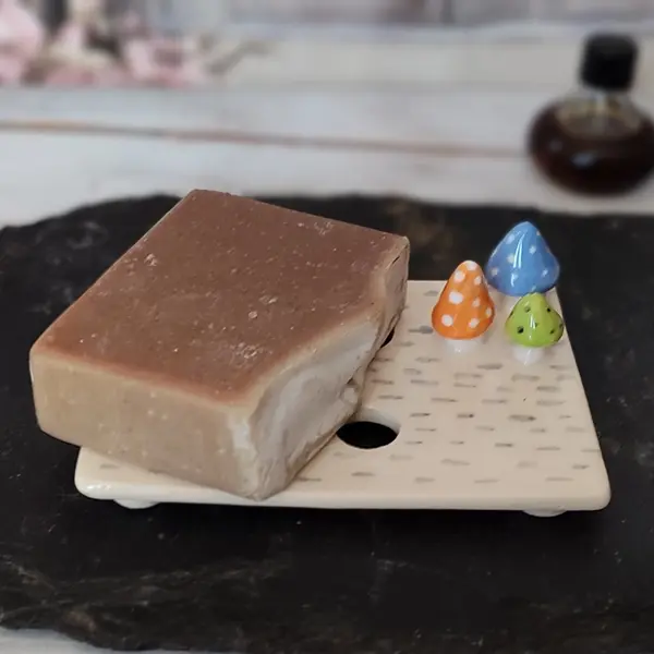 Porte-savon en céramique fait main avec décor de champignons fantaisie.