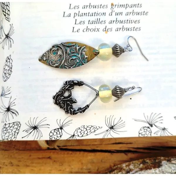 Boucles d'oreille asymétriques, contemporaines avec breloques étain artisanal , lampworks : "balade estivale" ...