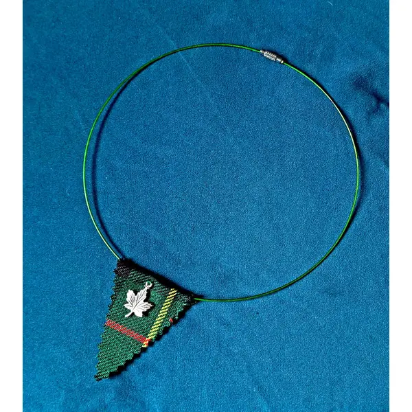 Collier triangle tissue vert, jaune, rouge, tour de cou semi-rigide vert, feuille en métal argenté, fermoir à vise métal argenté
