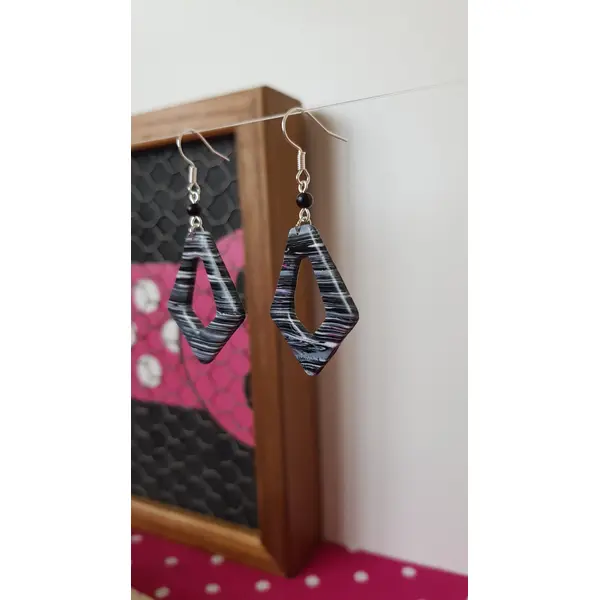 Boucles abstraites grise et noire