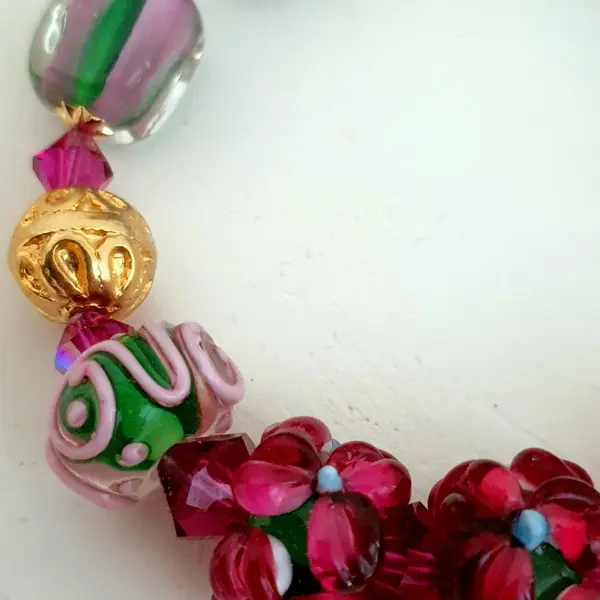 Bracelet réalisé en perles de verre fleurs et perles rondes en verre.