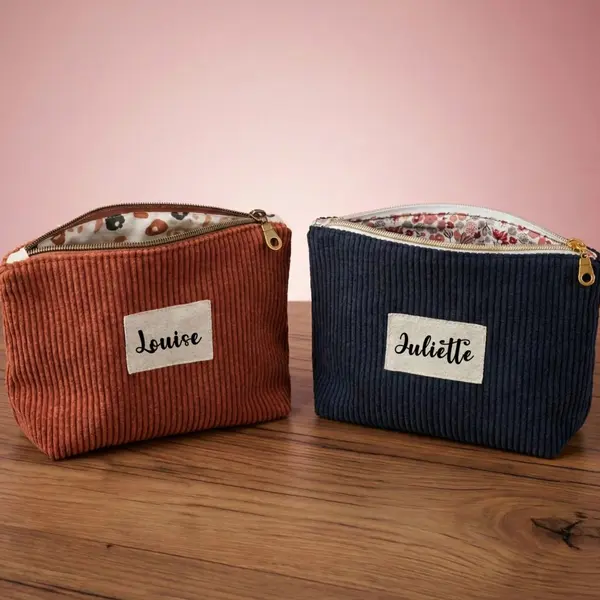 Trousse zippée marron personnalisée en velours côtelé avec inscription