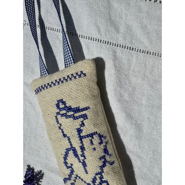 * coussin de porte " arlésienne " * broderie , dentelle de calais , lavande