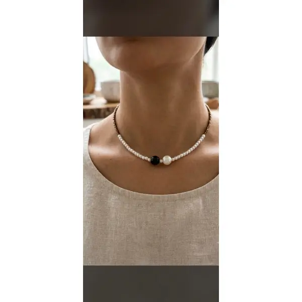 Collier ras du cou perles brillantes marbré kaki gris et perles blanches, perle noire centrale, collier fait main bohème chic