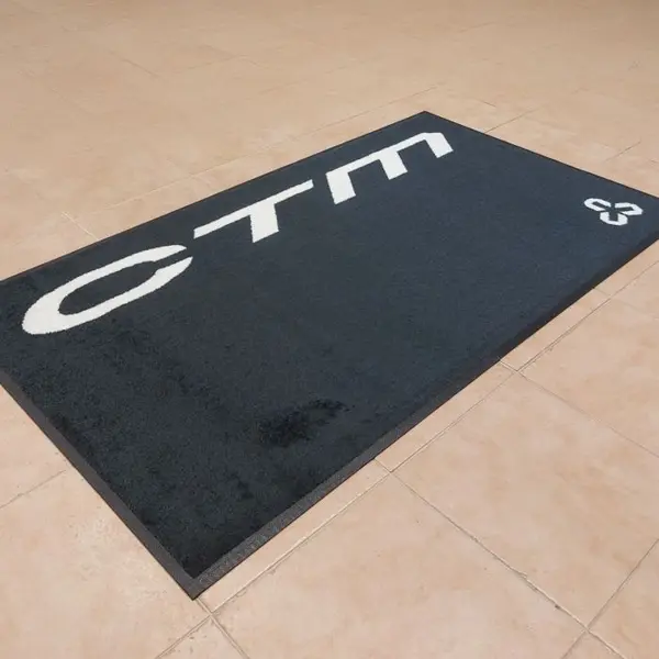 Tapis personnalisé en fibres de moquette