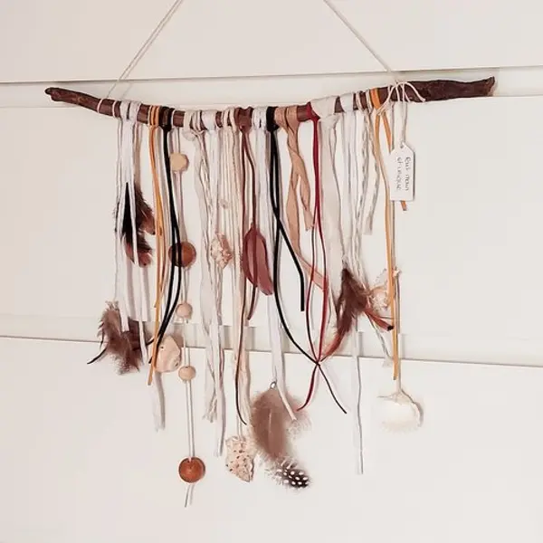 Suspension murale en bois flotté – décoration bohème avec plumes, coquillages et rubans
