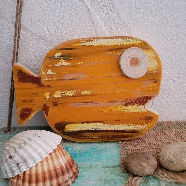 Gros poisson mural jaune orangé en bois recyclé, décoration bord de mer en bois de récupération.
