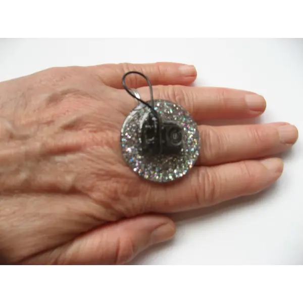 Grande bague ajustable unisexe téléphone noir sur fond gris argenté en résine diamètre 35mm