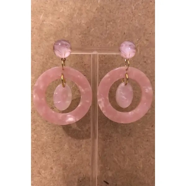 Boucles d'oreilles résine rose clair moiré .