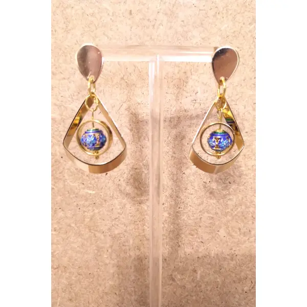 Boucles d'oreilles perles émaillées bleues et acier inoxydable doré .