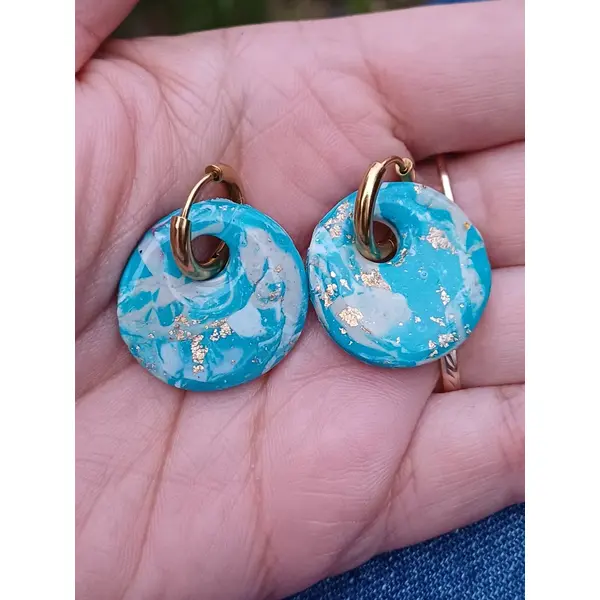 Boucles d'oreilles créoles grand donnut en argile polymère marbré bleu blanc taupe et anneaux or en acier inoxydable ( 16mm )