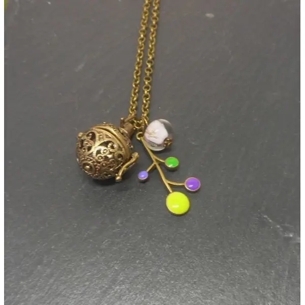 A parfumer!!! collier sautoir a parfumer fleur émaillée, perle filée mauve par breloques et cie