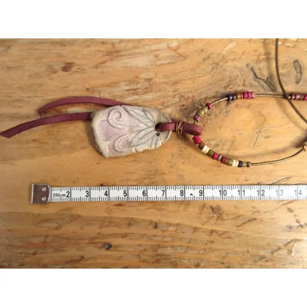 Secret poétique: un collier pour un sourire dans les yeux avec cette superbe céramique primitive