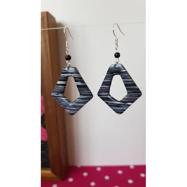 Boucles abstraites grise et noire