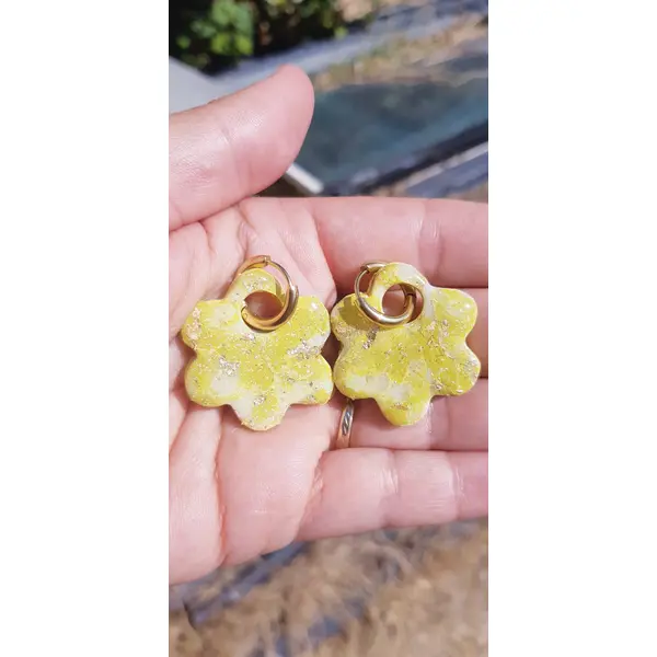 Boucles d'oreilles créoles grande fleur en argile polymère marbré vert kaki blanc et anneaux or en acier inoxydable ( 16mm )