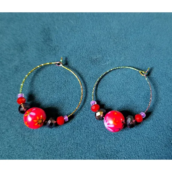 Boucle d'oreille créole perles rouge avec motif fleur, crochets en métal acier inoxydable multicolore