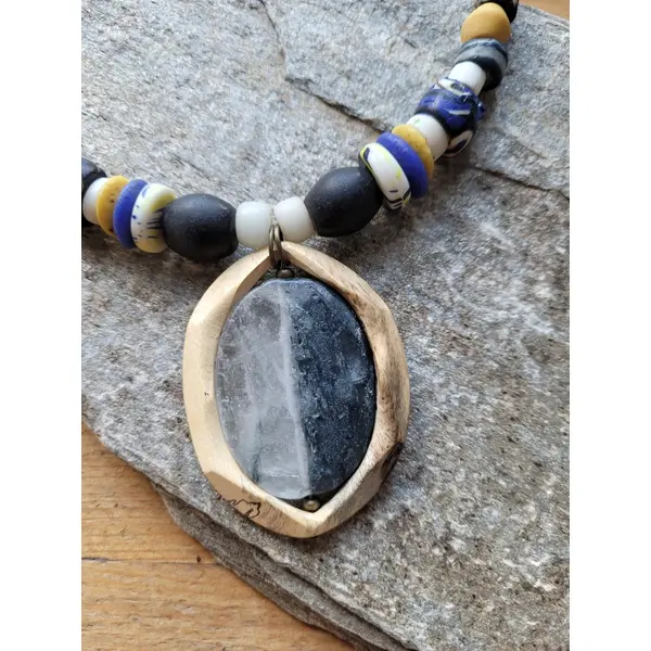 Allure tribale, boho, chic et citadine pour ce collier, un beau cabochon d'agate et os comme pendentif : "rythmes sauvages "