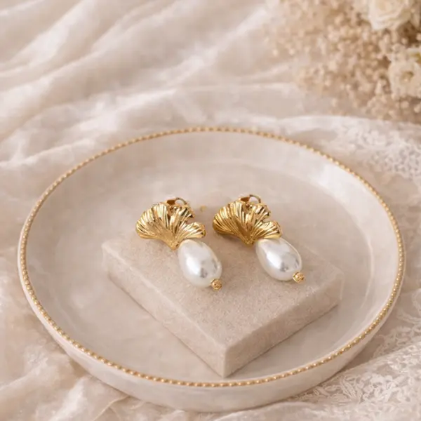 Boucles d’oreilles mariage ginkgo dorées & perle – élégance bohème chic