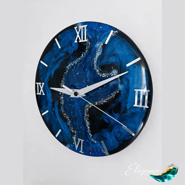 Horloge murale 27cm en résine bleu saphir, noir et argent – abysse d’argent