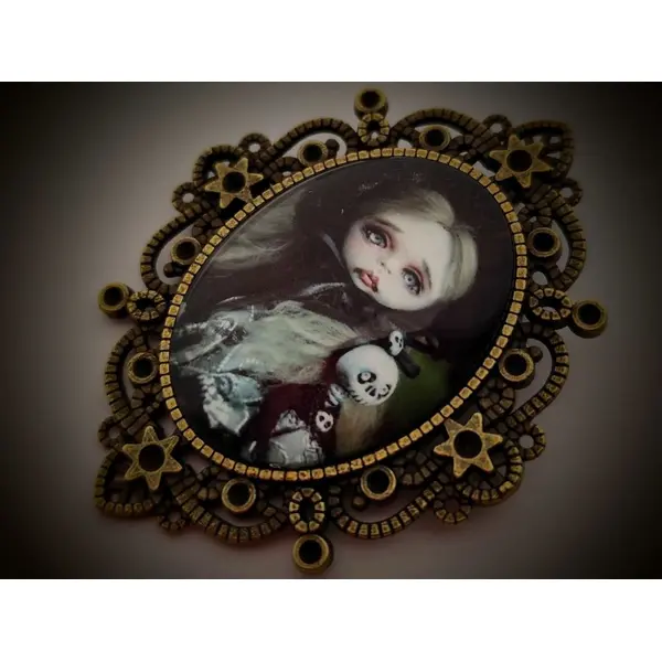 Broche poupée gothique - bijou halloween artisanal - cadeau insolite mystérieux.