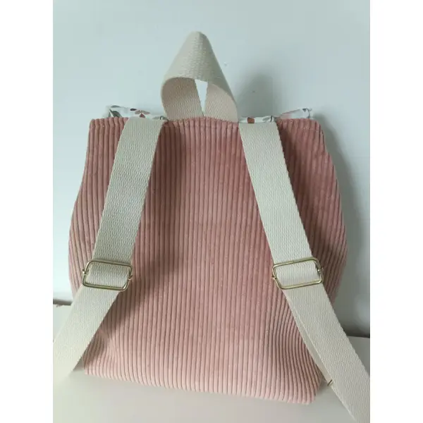 Sac à dos enfant maternelle personnalisé – velours rose poudre & motif floral