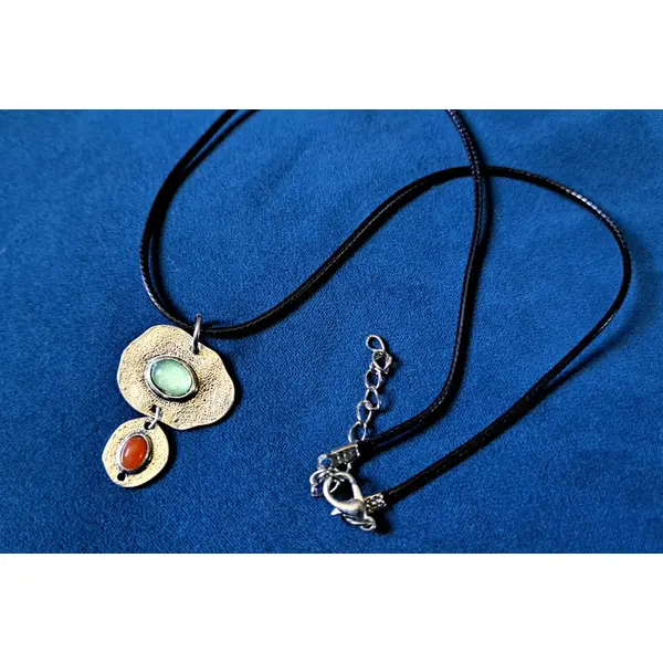 Collier pendentif cabochon vert, orange, fermoir en métal argenté, cordon en cuir noir