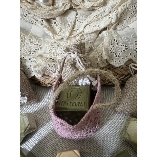 * panier miniature garni d’un savon de marseille et d’un sachet de lavande * coton rose