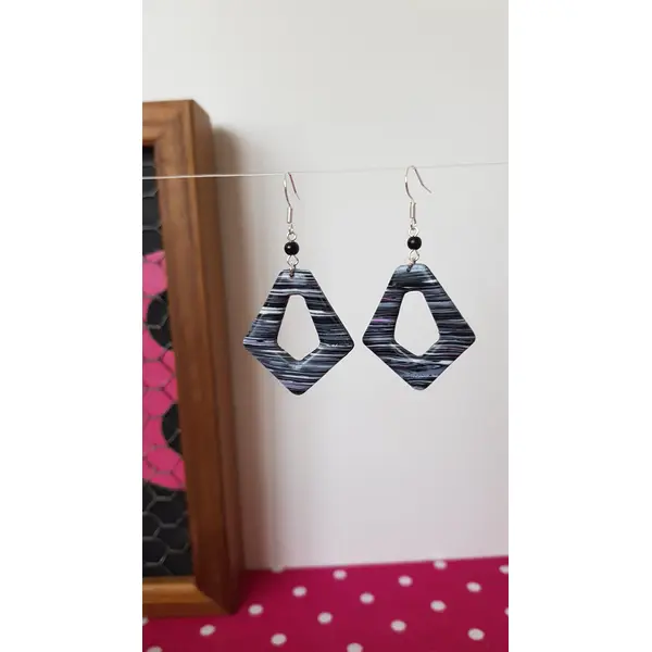 Boucles abstraites grise et noire