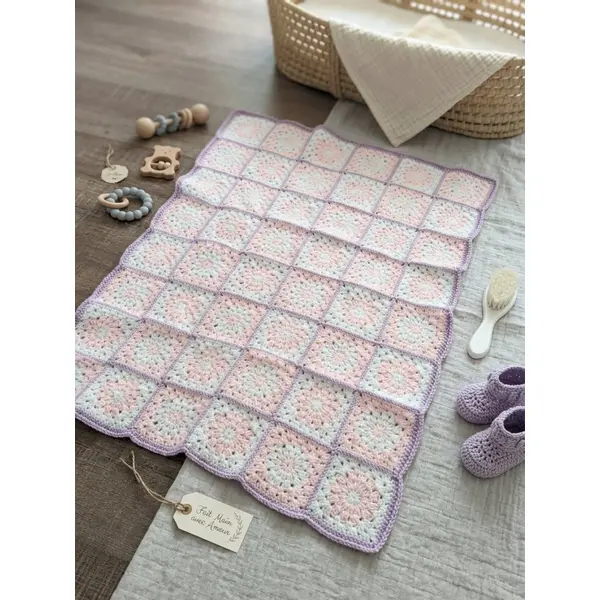Couverture bébé au crochet "granny squares" rose, lilas & blanc (55x73 cm) | fait main