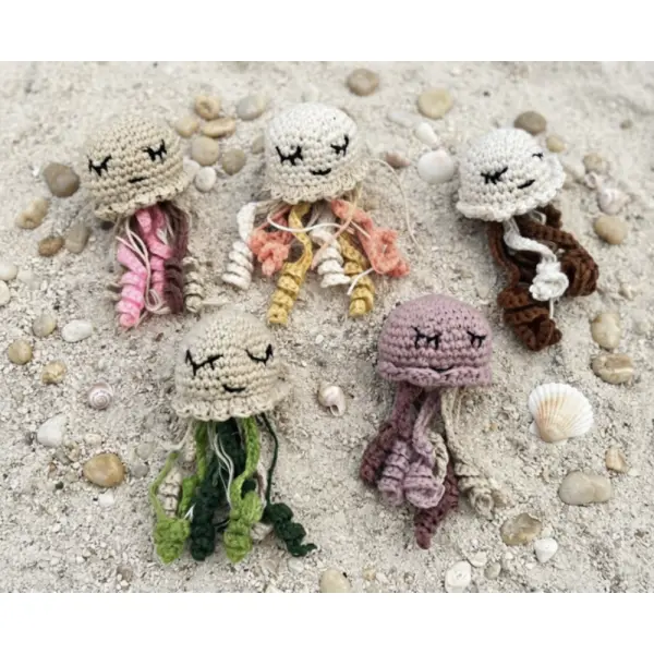 Méduse doudou au crochet — petit doudou, jolie déco