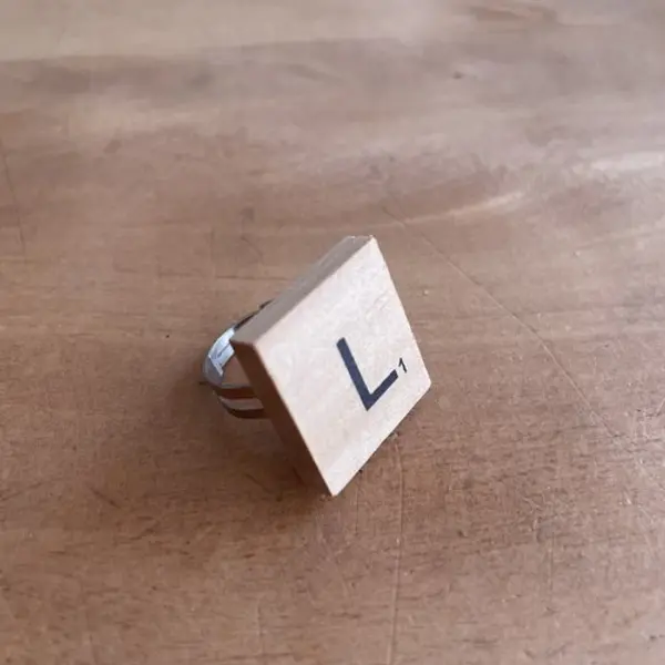 Bague réglable lettre en bois l
