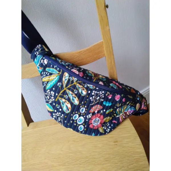 Sac banane couleur bleu marine et fleurs