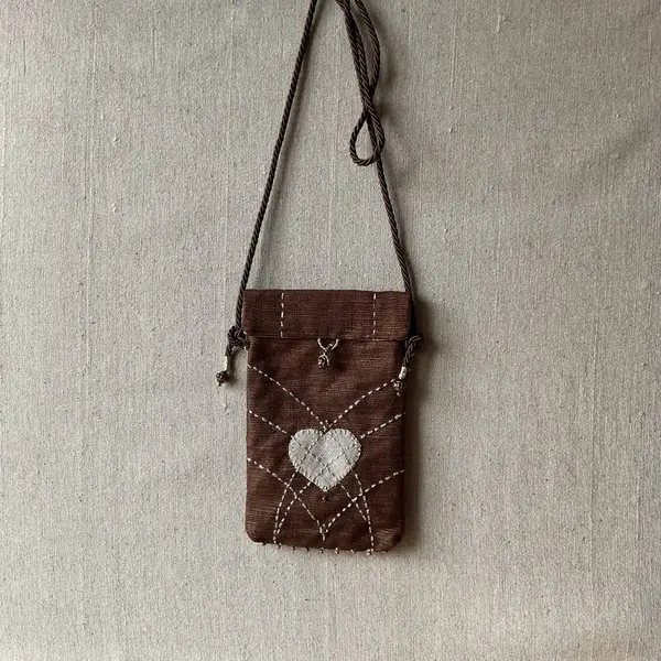 Petit sac pochette à bandoulière en soie marron et or.