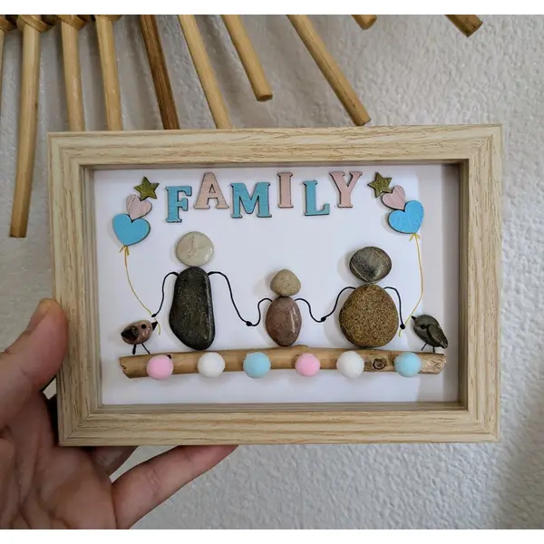 Cadre décoratif famille en galets et pompons