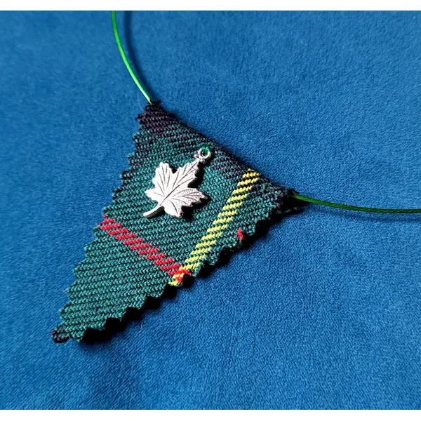 Collier triangle tissue vert, jaune, rouge, tour de cou semi-rigide vert, feuille en métal argenté, fermoir à vise métal argenté
