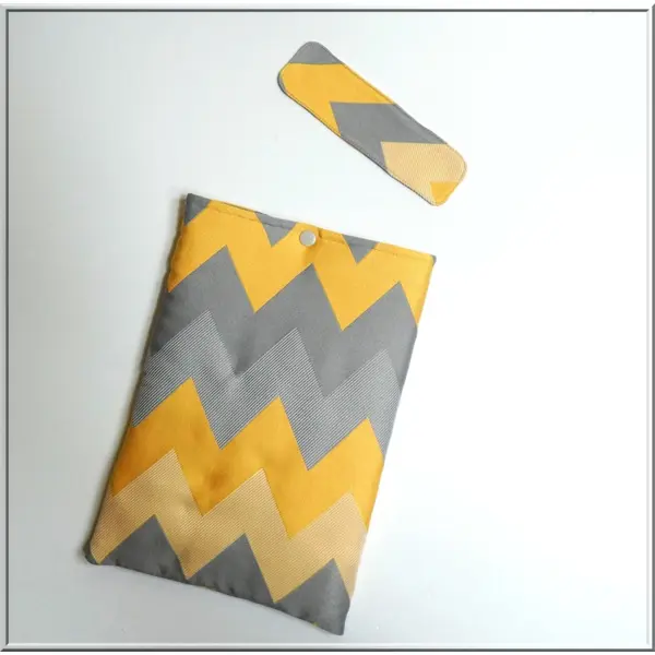 Pochette pour livre de poche avec son marque page assorti