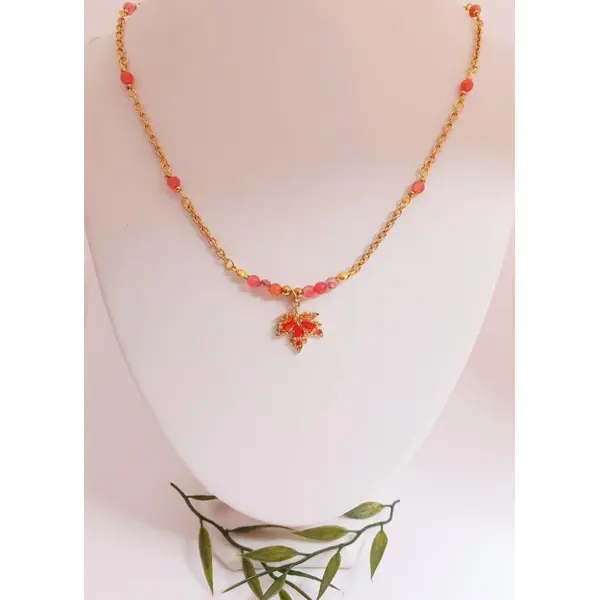 Collier fin, pierre agate rouge orangé sur chaîne dorée en acier inoxydable. bijou automne, à offrir.