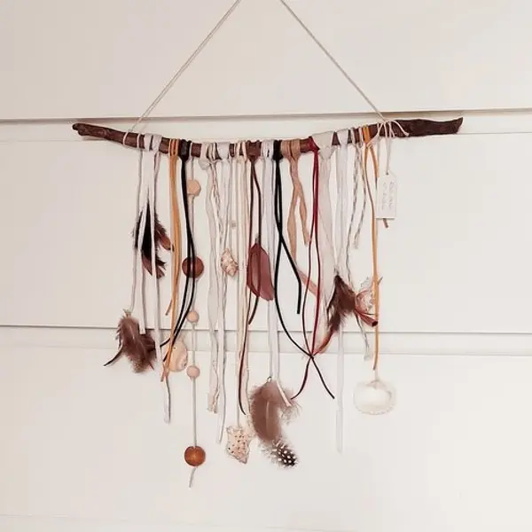 Suspension murale en bois flotté – décoration bohème avec plumes, coquillages et rubans