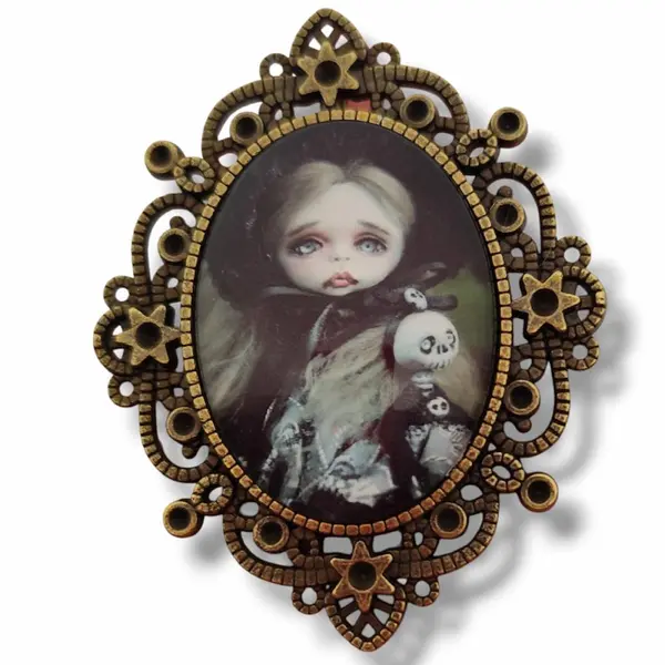 Broche poupée gothique - bijou halloween artisanal - cadeau insolite mystérieux.