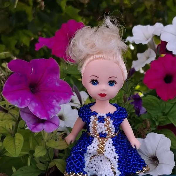 Princesse émilie – poupée en perles bleues, blanches et dorées