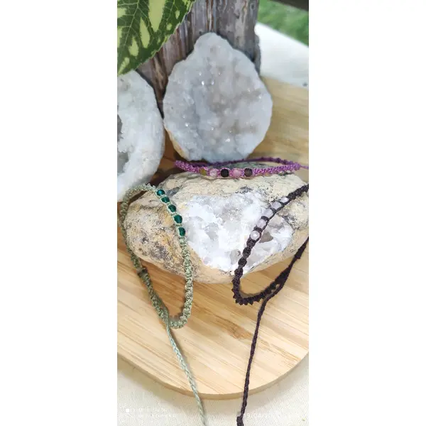 Bracelets ajustables en micro-macramé et pierres naturelles