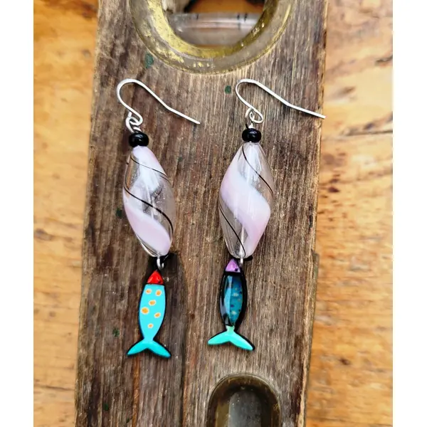 Des boucles d'oreille baroques , chics et citadines avec perles en verre soufflé artisanal et breloques poissons: "coucou les sardines"