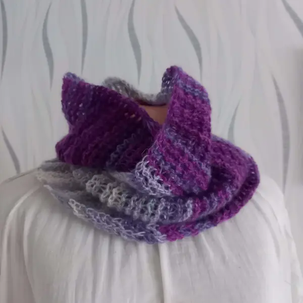 Tour de cou femme en laine grise et violette réalisé au crochet tunisien